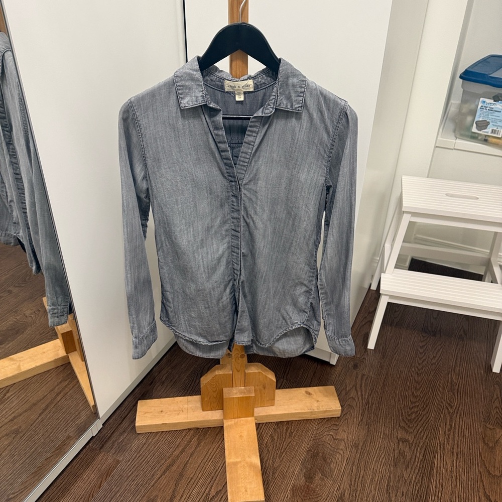 Cloth & Gray Button-Up Shirt with Back Pleat size XS